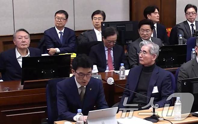 윤석열 전 대통령, 김용현 전 국방부 장관 등이 2026년 1월 9일 서울 서초구 서울중앙지방법원에서 열린 내란 우두머리 혐의 1심 결심 공판에 출석해 자리에 앉아 있다. (서울중앙지방법원 제공 영상 캡쳐. 재판매 및 DB 금지) 2026.1.9 ⓒ 뉴스1 임세영 기자