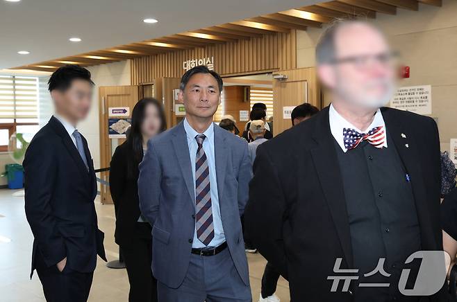 6·3 지방선거를 앞두고 한국에 입국한 '부정선거' 음모론을 주장해 온 모스 탄(한국명 단현명) 미국 리버티대 교수가 지난달 29일 경기 평택시 안중읍행정복지센터에 마련된 사전투표소를 방문해 현장을 둘러보고 있다. 2026.5.29 ⓒ 뉴스1 김영운 기자