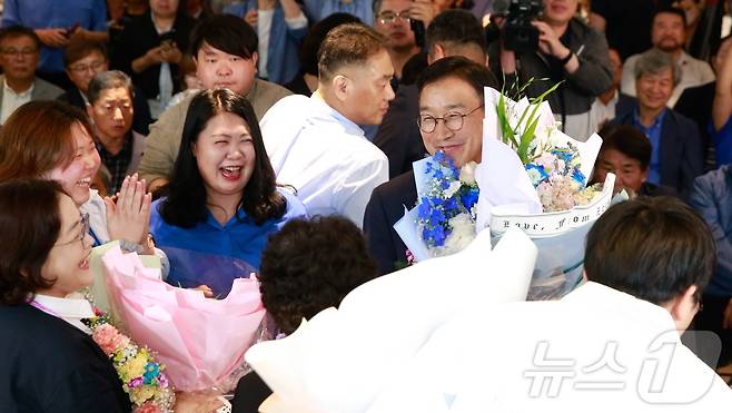 3일 실시한 제9회 전국동시지방선거 제주도지사선거에서 위성곤 더불어민주당 후보가 당선이 확실시되자 지지자들과 인사를 나누고 있다.2026.6.3 ⓒ 뉴스1 강승남 기자