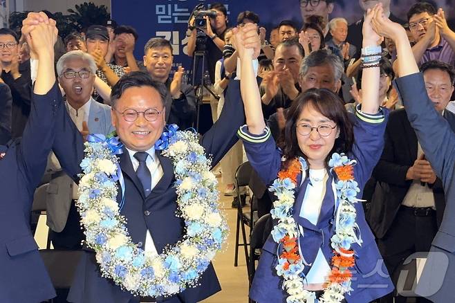 서귀포시 국회의원 보궐선거에 출마한 김성범 더불어민주당 후보가 3일 밤 서귀포시 동홍동 선거사무소에서 당선 확실시 소식에 환호하고 있다. 2026.6.4 ⓒ 뉴스1 오미란 기자