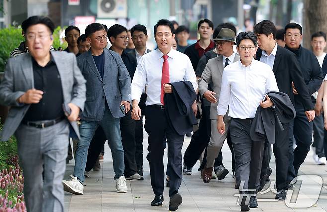 오세훈 국민의힘 서울시장 당선인이 4일 서울시청으로 발걸음을 옮기고 있다. 2026.6.4 ⓒ 뉴스1 이호윤 기자