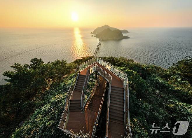 고군산 섬잇길 명도 구렁이 전망대.(군산시 제공, 재판매 및 DB금지)
