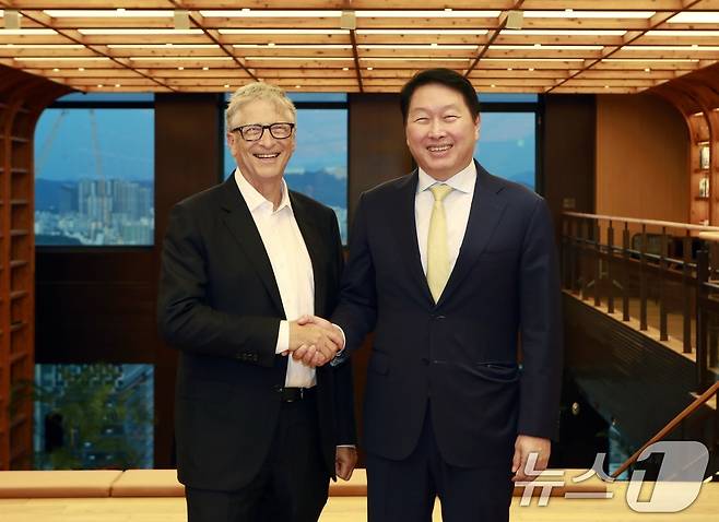 최태원 SK 회장과 빌 게이츠 게이츠재단 이사장이 2025년 8월 21일 서울 종로구 SK서린빌딩에서 악수를 하고 있다. SK그룹은 최태원 회장과 빌 게이츠 게이츠재단 이사장이 만찬 회동을 갖고 소형모듈원전(SMR)과 백신 등 에너지 및 바이오 사업 분야에서 사업협력과 전략적 파트너십을 강화하기로 했다고 22일 밝혔다. (SK 수펙스추구협의회 제공. 재판매 및 DB 금지) 2025.8.22 ⓒ 뉴스1