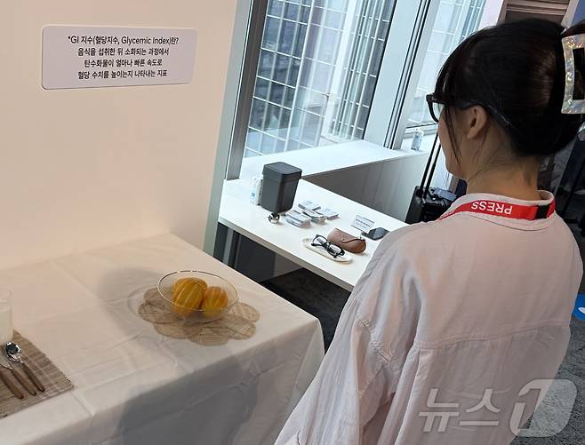 4일 서울시 강남구 메타코리아 사무실에서 열린 메타 AI 글라스 체험 행사에서 메타 AI 글라스를 착용하고 AI와 대화하는 모습.2026.06.04.ⓒ 뉴스1 신은빈 기자
