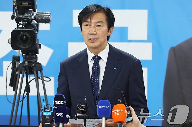 경기 평택을 국회의원 재선거에 출마한 조국혁신당 조국 후보가 4일 경기 평택시 선거사무소에서 선거 패배를 인정하고 있다. (공동취재) 2026.6.4 ⓒ 뉴스1 김영운 기자