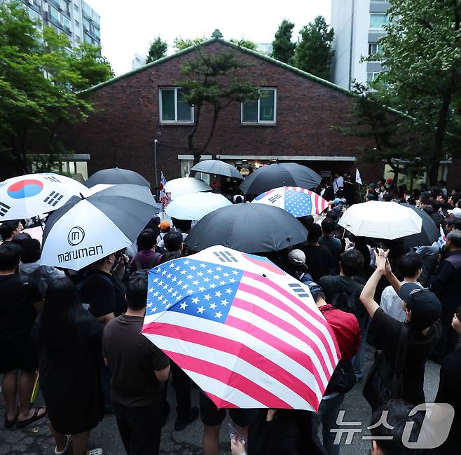 제9회 전국동시지방선거 이튿날인 4일 오후 투표함 이송이 지연되고 있는 서울 송파구 잠실7동 제2투표소에서 보수 성향 유튜버와 시민들이 '부정선거 무효'를 주장하며 입구를 봉쇄하고 있다. 2026.6.4 ⓒ 뉴스1 오대일 기자