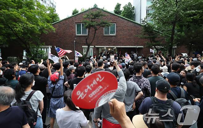 제9회 전국동시지방선거 이튿날인 4일 오후 투표함 이송이 지연되고 있는 서울 송파구 잠실7동 제2투표소에서 보수 성향 유튜버와 시민들이 '부정선거 무효'를 주장하며 입구를 봉쇄하고 있다. 2026.6.4 ⓒ 뉴스1 오대일 기자