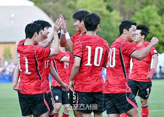 축구국가대표팀의 이동경(맨 왼쪽)이 4일(한국시간) 미국 유타주 프로보 스미스 필드 하우스 사우스 필드에서 진행된 엘살바도르와의 평가전에서 골을 넣은 뒤 동료들과 하이파이브를 하고 있다. 2026. 6. 4.  프로보(미 유타주) | 박진업 기자 upandup@sportsseoul.com