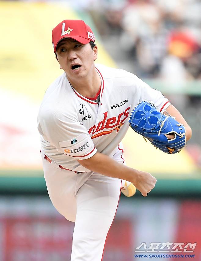3일 인천 SSG랜더스필드에서 열린 SSG와 키움의 경기. 투구하고 있는 SSG 이건욱. 인천=송정헌 기자songs@sportschosun.com/2026.06.03/