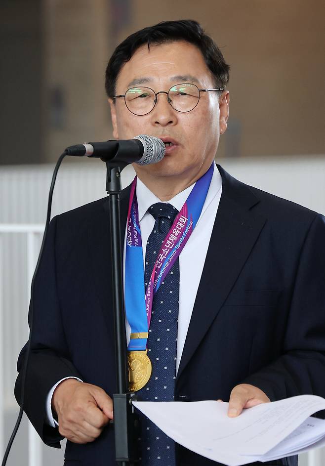정근식 서울시교육감 당선인이 4일 서울학생들이 전국소년체전에서 획득한 금메달을 목에 걸고 서울시교육청에서 재선 소감을 밝히고 있다. <저작권자(c) 연합뉴스, 무단 전재-재배포, AI 학습 및 활용 금지>