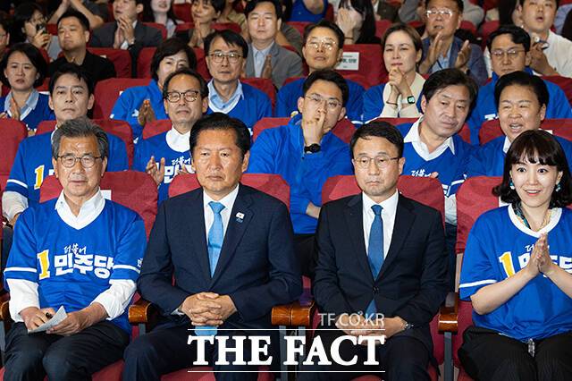 6·3 지방선거 이후 여야 정치권이 책임론에 휩싸였다. 사진은 정청래 총괄상임선거대책위원장과 한병도 공동상임선거대책위원장을 비롯한 더불어민주당 의원들이 3일 오후 서울 여의도 국회 의원회관 대회의실에 마련된 제9회 전국동시지방선거 개표상황실에서 출구조사 발표 방송을 시청하고 있는 모습. /국회=배정한 기자
