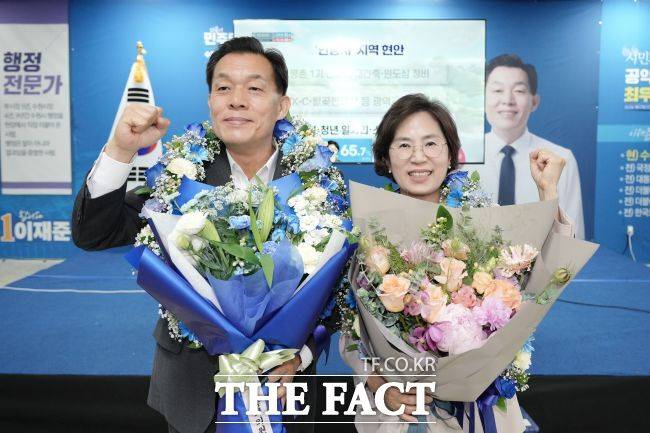 4일 이재준 더불어민주당 수원시장 후보가 당선 후 아내와 함께 환호하고 있다. /이재준 선거캠프