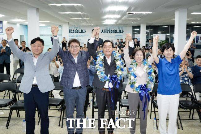 4일 이재준 더불어민주당 수원시장 후보가 당선 후 아내와 함께 환호하고 있다. /이재준 선거캠프