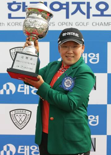 2006년 18세 나이로 한국여자오픈 정상에 선 신지애. 신지애는 2008년에도 우승을 차지했다.