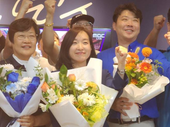 더불어민주당 전은수 충남 아산을 보궐선거 당선인이 4일 자신의 선거사무소에서 지지자들로부터 축하받고 인사하고 있다. 2026.6.4 연합뉴스