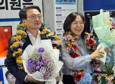더불어민주당 소속 김의겸 후보가 3일 치러진 전북 군산·김제·부안갑 재선거에서 당선이 확실시되자 기뻐하고 있다. 사진 제공=김의겸 당선인측 선대위. 연합뉴스