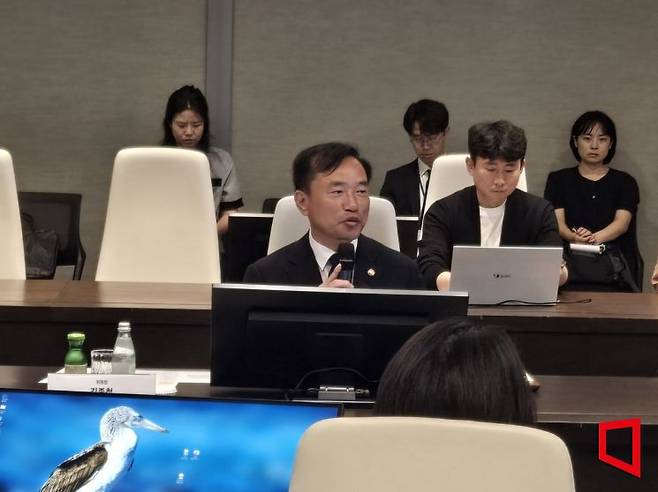 김종철 방송미디어통신위원회 위원장이 4일 경기 수원시 삼성전자 이노베이션 뮤지엄에서 열린 '광고 기반 무료 실시간 TV'(FAST) 서비스의 글로벌 경쟁력 강화를 위한 기업 간담회에서 모두발언을 하고 있다. 노경조 기자