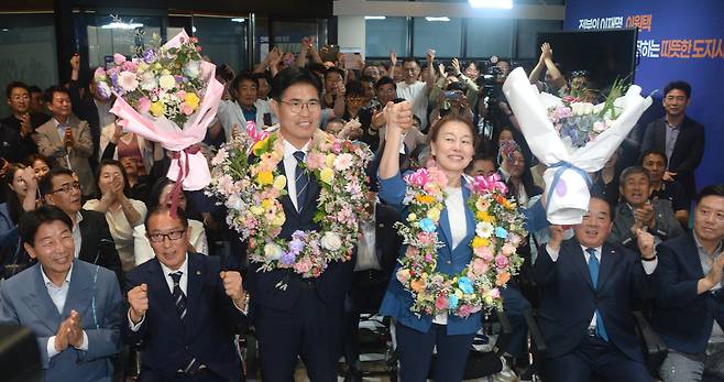 이원택(왼쪽) 더불어민주당 전북특별자치도지사 당선인을 비롯한 지지자들이 4일 전북 전주시 완산구 이원택 전북특별자치도지사 후보 선거사무소에서 당선을 축하하며 환호성을 지르고 있다./뉴시스