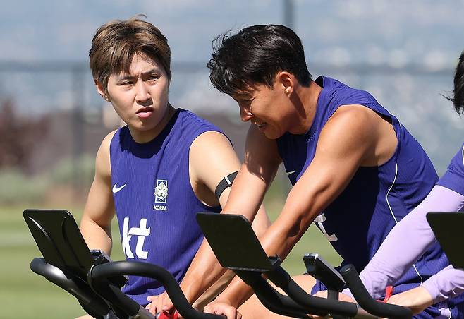 축구 대표팀 손흥민(오른쪽)과 이강인이 지난 1일(현지 시각) 미국 솔트레이크시티 전지훈련에서 사이클을 타며 대화하고 있다. /뉴스1