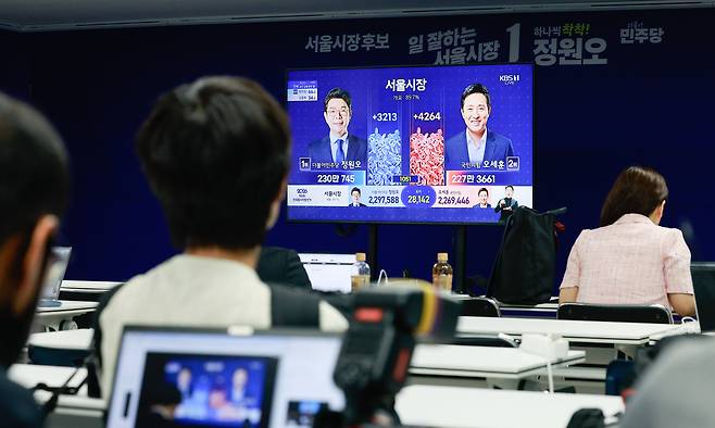 4일 오전 제9회 전국동시지방선거 정원오 더불어민주당 서울시장 후보, 오세훈 국민의힘 서울시장 후보 개표가 중계되고 있다. /뉴스1