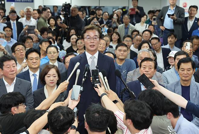 전재수 부산시장 당선자가 4일 새벽 부산 부산진구 선거사무소에서 당선이 확정된 후 소감을 밝히고 있다./20260604 김동환 기자