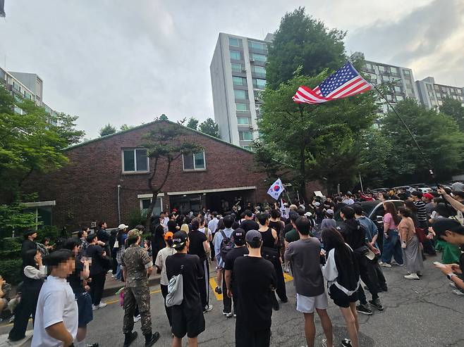 4일 오전 6시 30분 서울 송파구 잠실7동 제2투표소가 설치된 우성아파트 경로당 앞에 모인 주민과 시위대가 투표함 반출을 막고, '부정선거' 구호를 외치고 있다. /권오은 기자