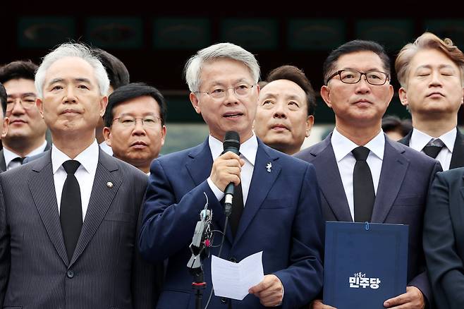 초대 전남광주통합특별시장에 당선된 민형배 더불어민주당 후보가 4일 오전 광주 북구 운정동 국립 5·18 민주묘지에서 참배를 마친 뒤 발언하고 있다. /연합뉴스