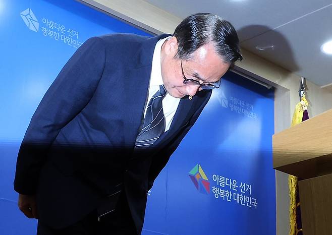 허철훈 중앙선거관리위원회 사무총장이 6·3 지방선거 본투표가 실시된 지난 3일 경기 과천 중앙선관위원회에서 서울 송파구 등 일부 투표소에서 벌어진 투표용지 부족 사태와 관련해 대국민 사과를 하고 있다. /뉴스1