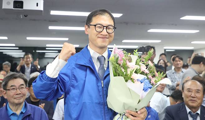 김상욱 더불어민주당 울산시장 후보가 3일 오후 울산 남구에 마련된 자신의 선거캠프에서 당선이 확실시 되자 꽃다발을 들고 환호하고 있다. /뉴스1