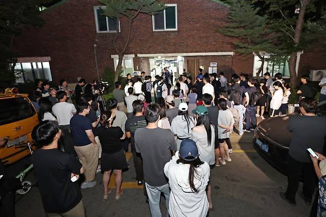 6·3 지방선거 본투표일인 3일 투표용지 부족 사태로 투표시간이 오후 10시까지 연장된 서울 송파구 잠실7동 제2투표소 앞에 국민들이 모여 항의하고 있다. ⓒ연합뉴스