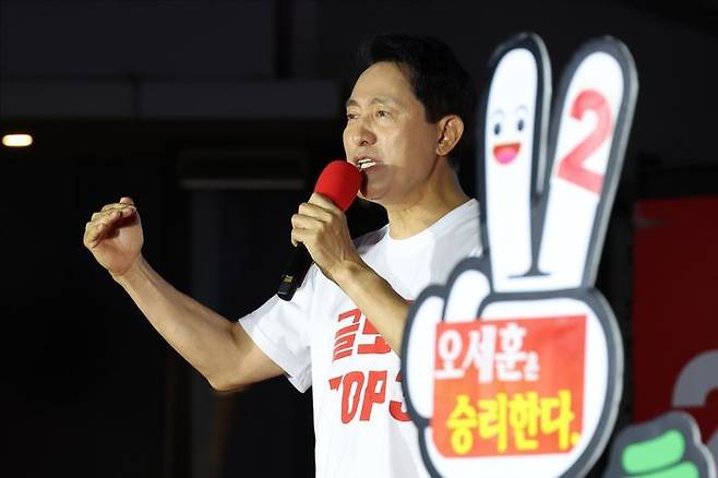 오세훈 국민의힘 서울시장 후보가 2일 오후 서울 서대문구 신촌역 스타광장에서 열린 파이널 유세에서 지지를 호소하고 있다. ⓒ데일리안 홍금표 기자