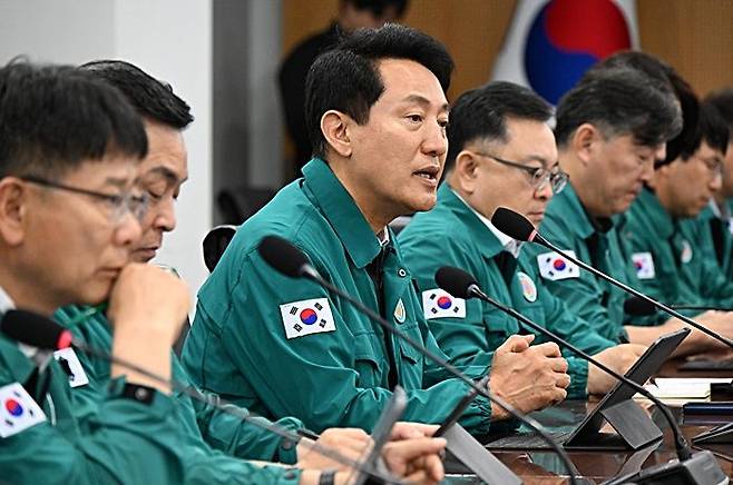오세훈 서울시장(사진 가운데)이 4일 오후 서울시청 기획상황실에서 열린 '여름철 대책 특별점검 회의'에 참석해 발언하고 있다. ⓒ서울시