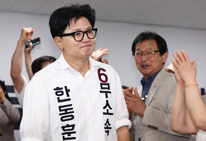 (부산=뉴스1) 최지환 기자 = 한동훈 무소속 부산 북구갑 국회의원 후보가 4일 새벽 부산 북구 선거사무소에 입장하고 있다. 2026.6.4