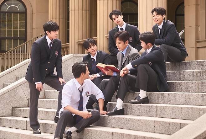 연극 ‘죽은 시인의 사회’에서 존 찰스 키팅 선생 역을 맡은 차인표와 출연 배우들. 한국 초연에서는 ‘존 찰스 키팅’ 역에 차인표, 오만석, 연정훈 등이 출연한다. 마스트인터내셔널 제공
