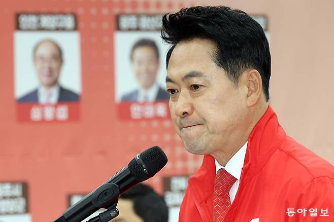 장동혁 국민의힘 상임선거대책위원장이 3일 서울 여의도 중앙당사 개표상황실에서 투표용지 부족 사태와 관련한 긴급 현안 브리핑을 하고 있다. 이훈구 기자 ufo@donga.com