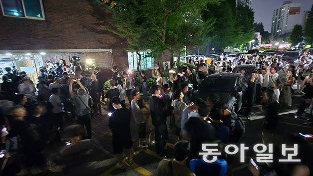 제9회 전국동시지방선거일인 3일 오후 투표용지 부족 사태로 투표 시간이 오후 10시까지 연장된 서울 송파구 잠실7동 제2투표소 앞에 취재진과 주민들이 모여있다. 홍진환 기자 jean@donga.com