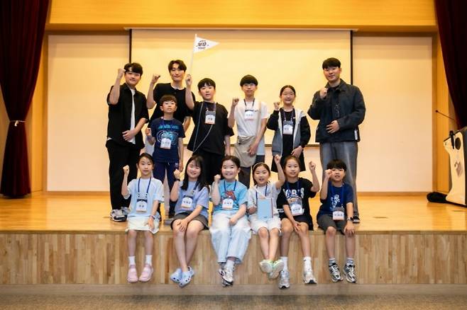 강연이 끝난 뒤 기념 사진을 찍은 어린이 우주 기자단. 스튜디오51 제공