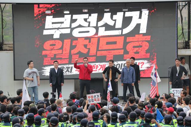 국민의힘 김민수 최고위원이 4일 경기 과천 중앙선거관리위원회 앞에서 열린 지선 투표용지 부족 사태 항의 집회 현장을 찾아 발언을 하고 있다. [연합뉴스]