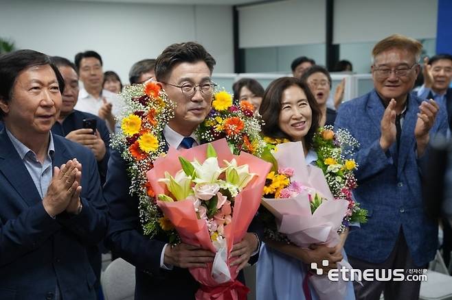 최원용 더불어민주당 평택시장 당선인이 4일 당선이 확정된 뒤 선거사무실에서 기념 촬영했다. 캠프 제공.