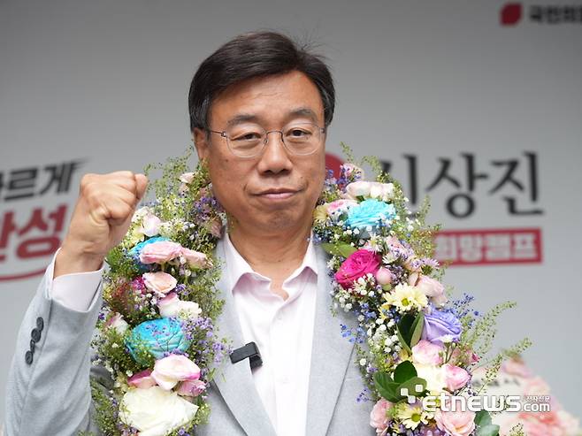 신상진 국민의힘 성남시장 당선인이 4일 당선이 확정된 뒤 선거사무실에서 기념 촬영을 했다. 캠프 제공.
