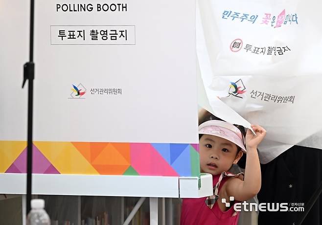 제9회 전국동시지방선거일인 3일 서울 강동구 북카페도서관 다독다독 고분다리시장점에 마련된 천호3동 제4투표소에서 한 어린이가 투표소를 살펴보고 있다.  이동근기자 foto@etnews.com