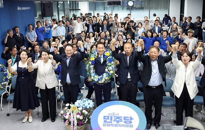 더불어민주당 우상호 강원특별자치도지사 후보가 4일 춘천시 더불어민주당 강원도당에서 당선이 확실시된 뒤 허영 의원, 최문순 전 지사, 가족, 지지자 등과 함께 기뻐하고 있다. (사진=연합뉴스)