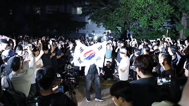제9회 전국동시지방선거일인 3일 오후 서울 송파구 잠실7동 제2투표소에서 일부 주민들이 개표 중단을 외치고 있다. 뉴스1