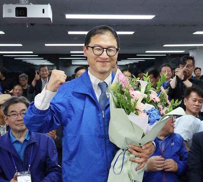 더불어민주당 김상욱 울산시장 후보가 지난 3일 울산 남구 자신의 선거사무소에서 당선이 확실시되자 꽃다발을 받고 환호하고 있다. 연합뉴스