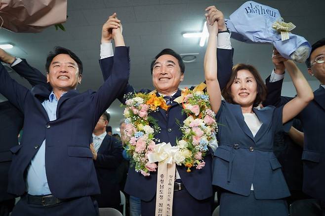 박수현 더불어민주당 충남지사 당선인(가운데)이 4일 충남 천안시 동남구 신부동 선거사무소에서 당선이 확실시되자 꽃다발을 들고 기념 촬영하고 있다. 박수현 캠프 제공