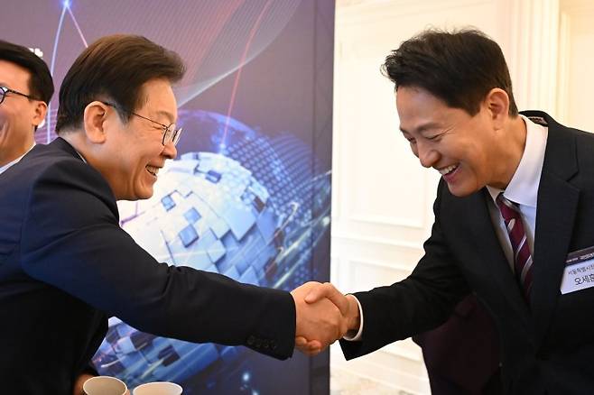 2024년 10월 17일 당시 더불어민주당 대표이던 이재명 대통령이 서울 여의도 국민일보 컨벤션홀에서 ’글로벌 경제안보 전쟁-한국의 생존전략’ 주제로 열린 2024 국민미래포럼에서 오세훈 서울시장과 인사하고 있다. 뉴시스