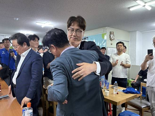 부산 북구갑 국회의원 보궐선거에 출마한 하정우 더불어민주당 후보가 4일 새벽 부산 북구 구포동 선거캠프를 찾아 패배를 인정하며 지지자들과 포옹하고 있다. 뉴스1