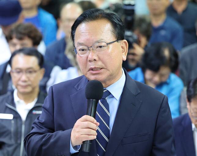김부겸 더불어민주당 대구시장 후보가 4일 대구 달서구 선거사무소에서 낙선 인사를 하고 있다. 연합뉴스
