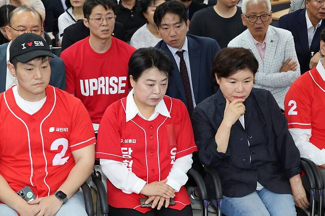 오세훈 국민의힘 서울시장 후보 선거대책위원회 관계자들이 3일 오후 서울 종로구에 마련된 선거사무소에서 방송 3사(KBS·MBC·SBS) 공동 출구조사 결과를 심각한 표정으로 지켜보고 있다. 류우종 선임기자 wjryu@hani.co.kr
