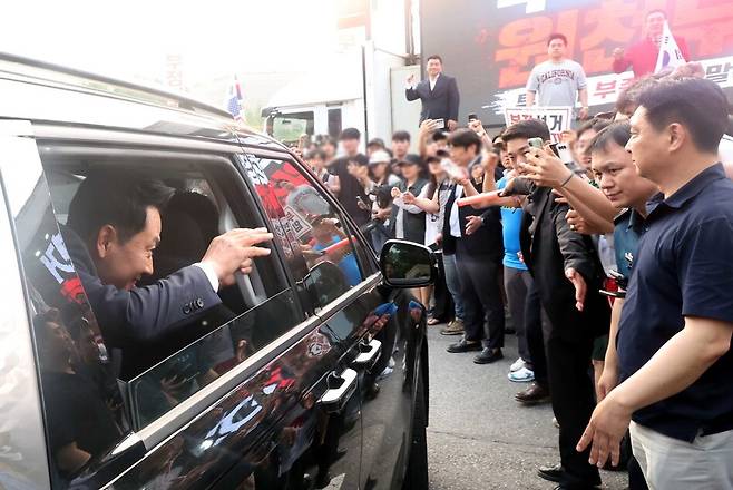 장동혁 국민의힘 대표가 4일 경기 과천 중앙선거관리위원회를 나서며 선관위 앞 지선 투표용지 부족 사태 항의 집회 참가자들에게 인사를 하고 있다. 연합뉴스